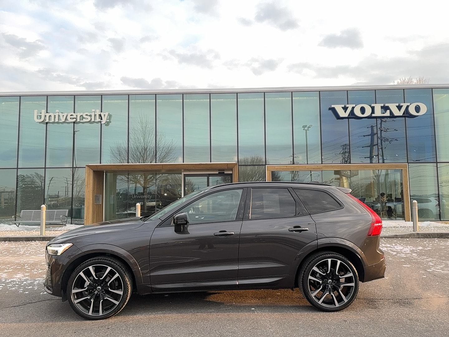2023 Volvo XC60 B5 Ultimate Dark Theme FWD