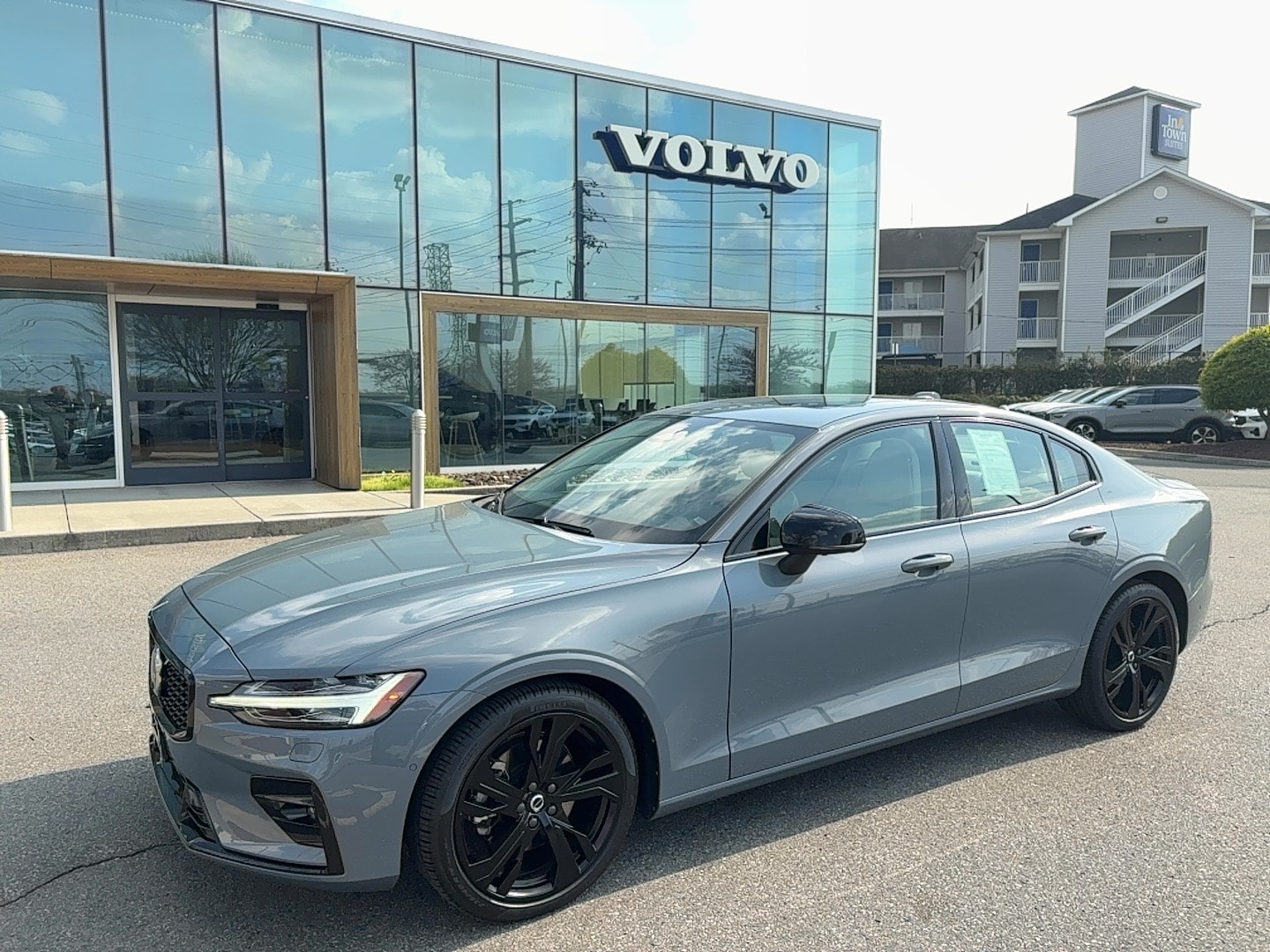 2024 Volvo S60 B5 Plus Dark Theme FWD
