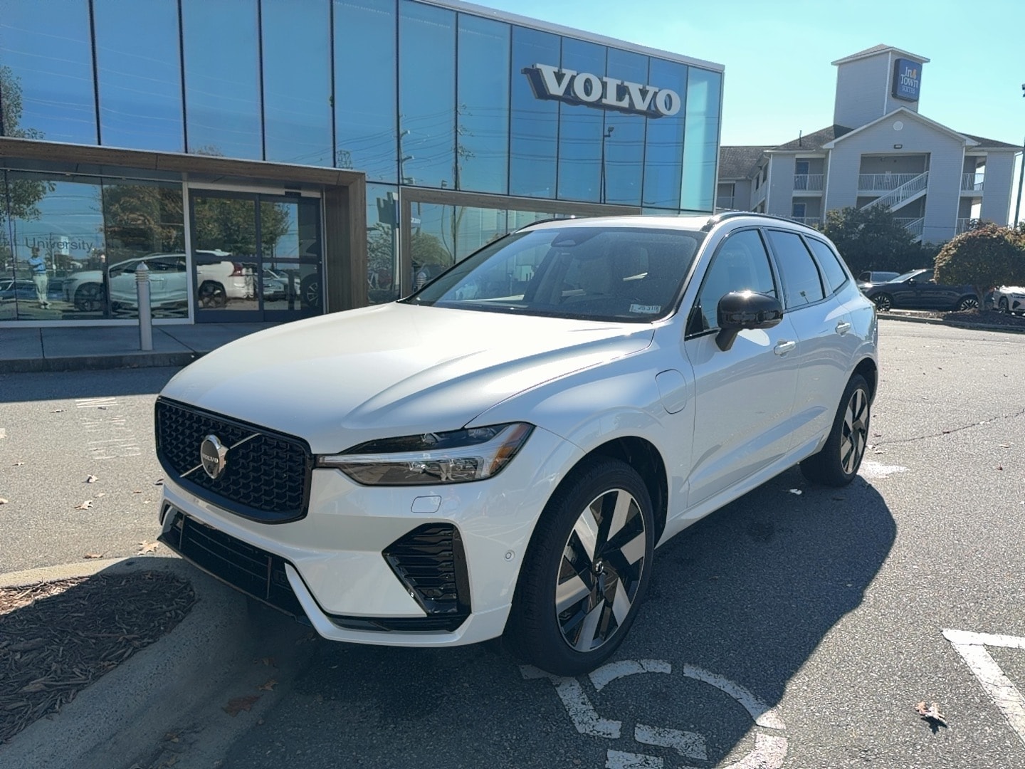 2025 Volvo XC60 Plus's photo