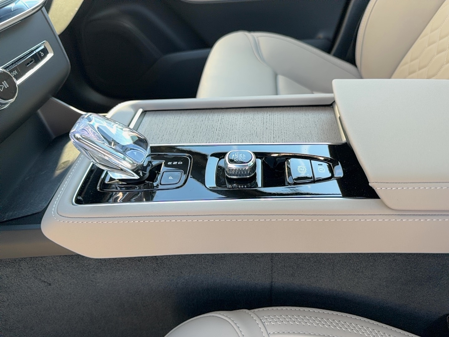 2026 Volvo XC90 Plus - Photo 14
