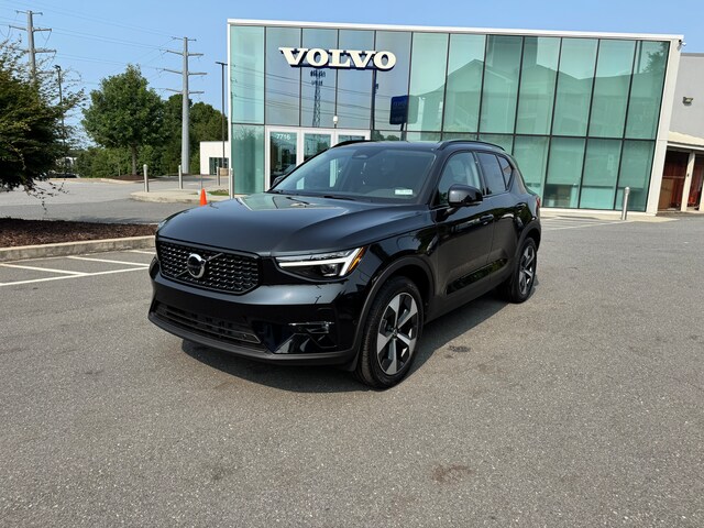 2025 Volvo XC40 B5 Plus Dark Theme AWD SUV