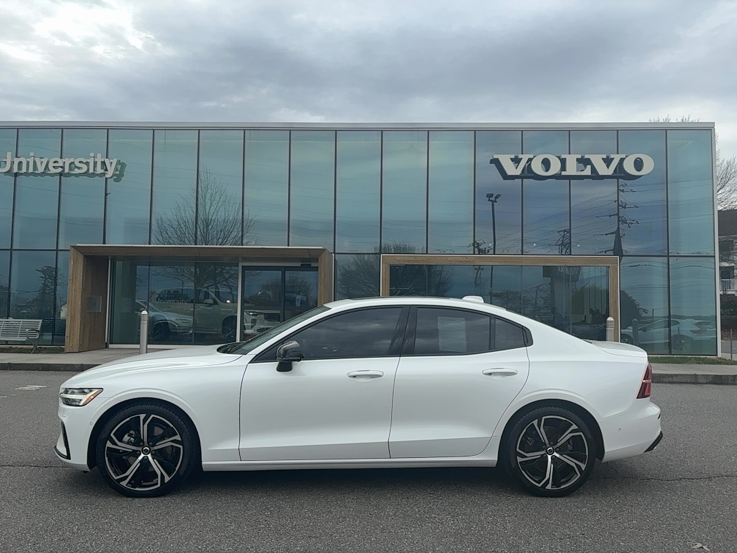 2024 Volvo S60 Plus's photo