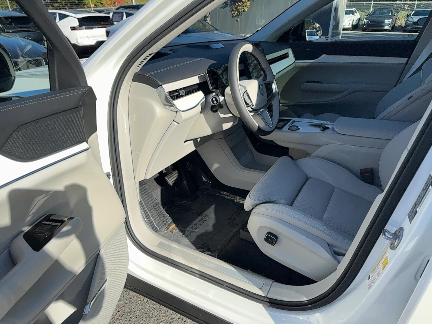 2025 Volvo EX90 Ultra - Photo 8