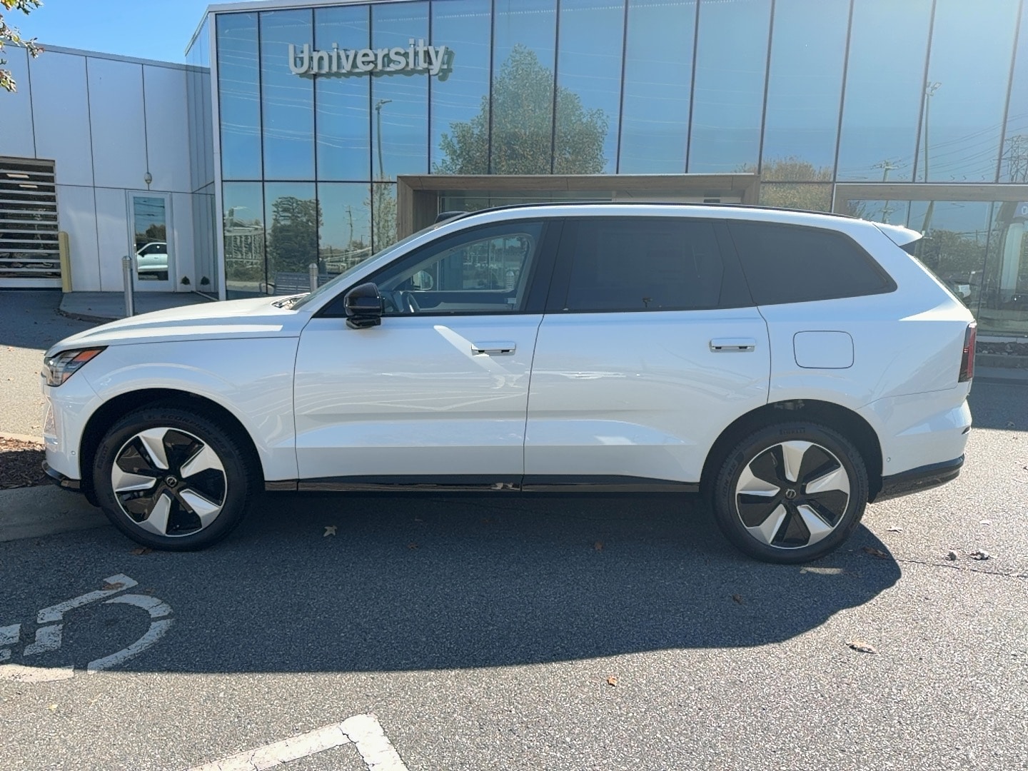 2025 Volvo EX90 Plus's photo