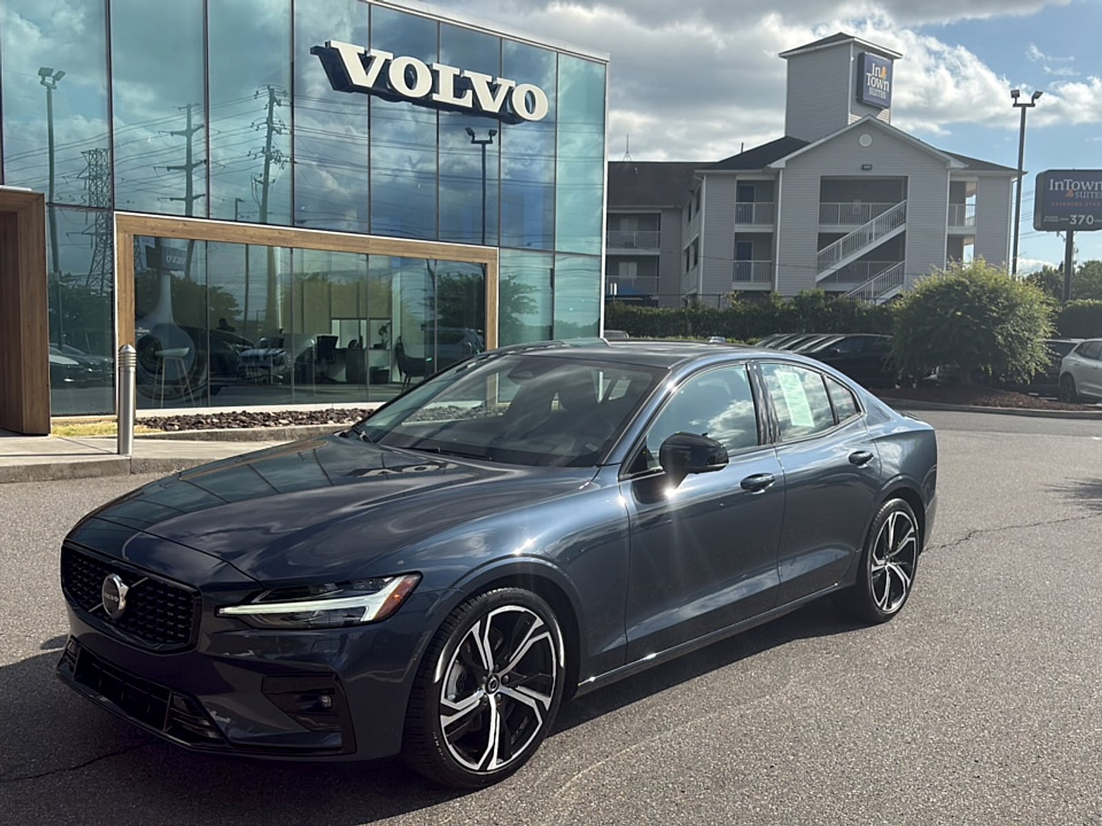 2024 Volvo S60 B5 Plus Dark Theme's photo