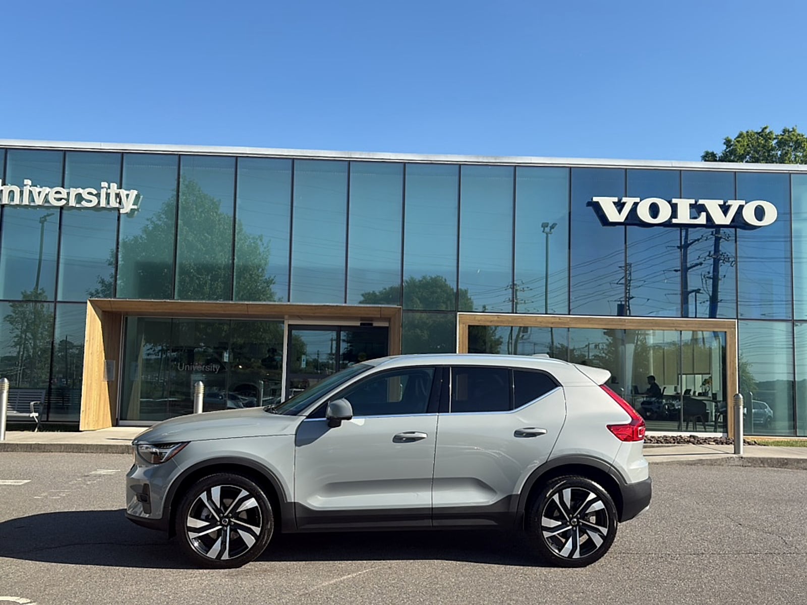 2025 Volvo XC40 B5 Plus Bright AWD's photo