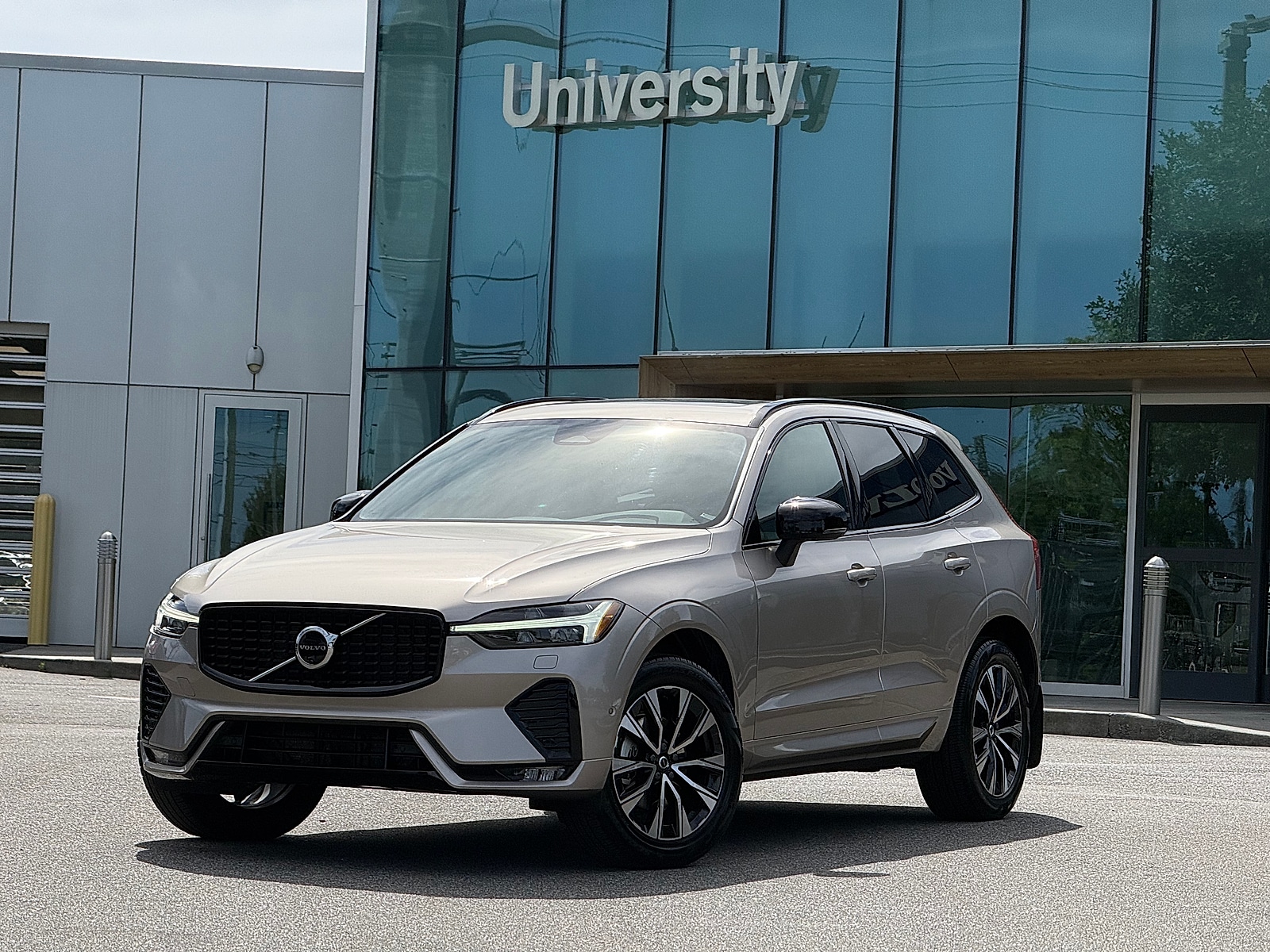 2024 Volvo XC60 B5 Plus Dark Theme AWD's photo