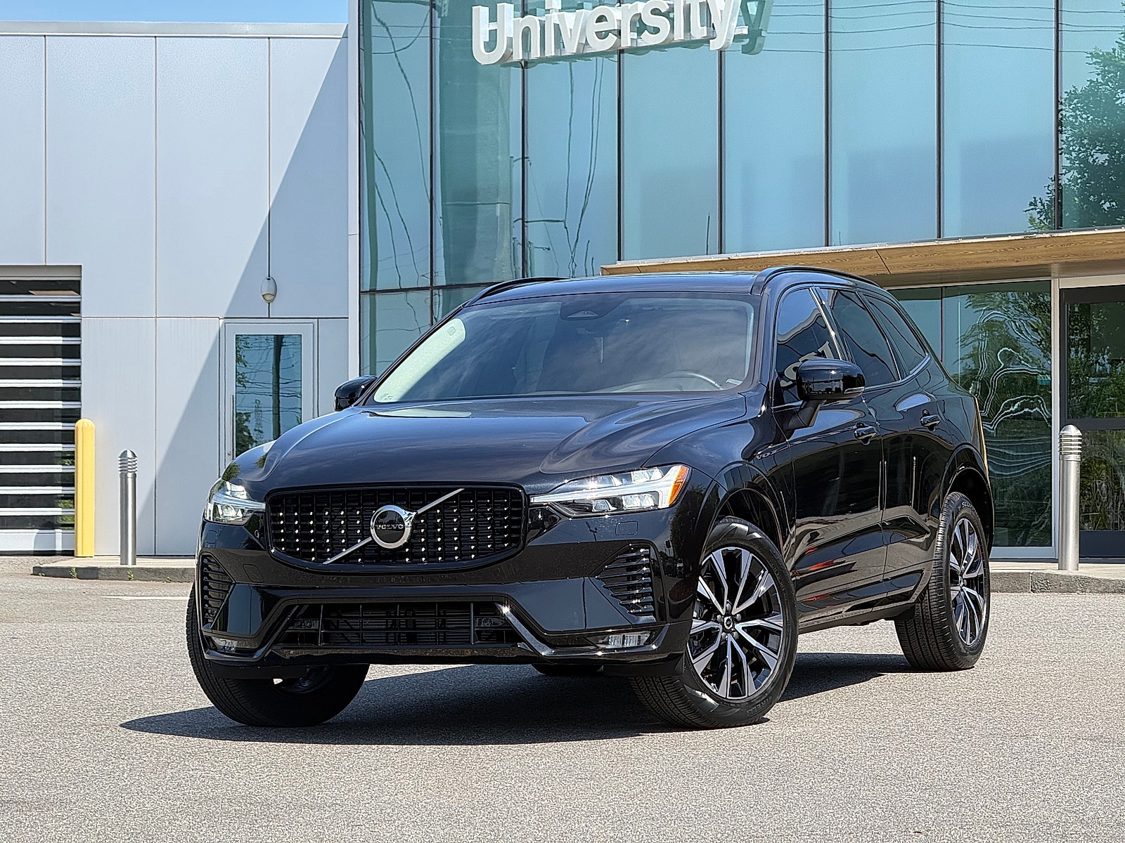 2024 Volvo XC60 B5 Core Dark Theme AWD's photo