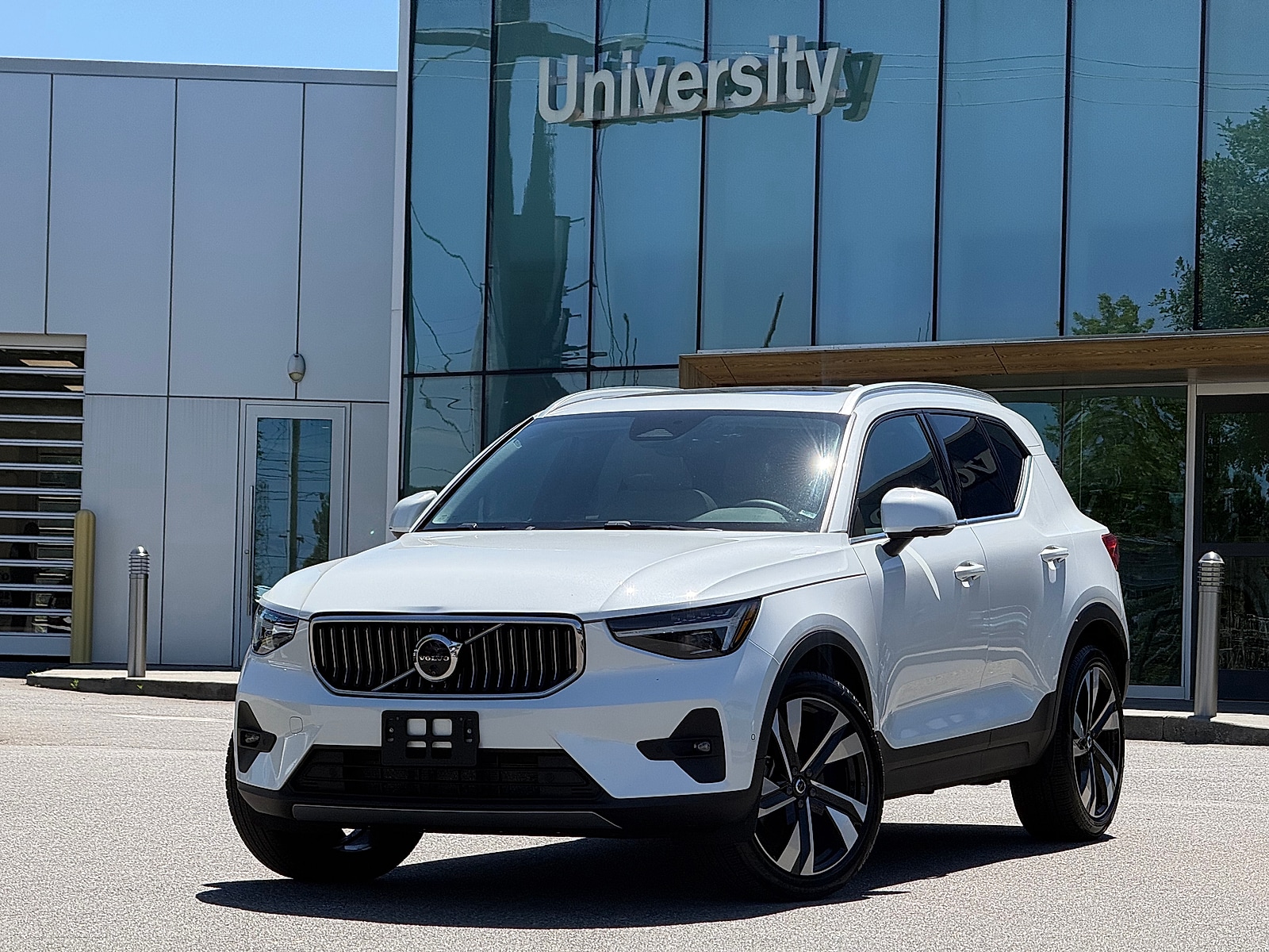 2025 Volvo XC40 B5 Plus Bright AWD's photo