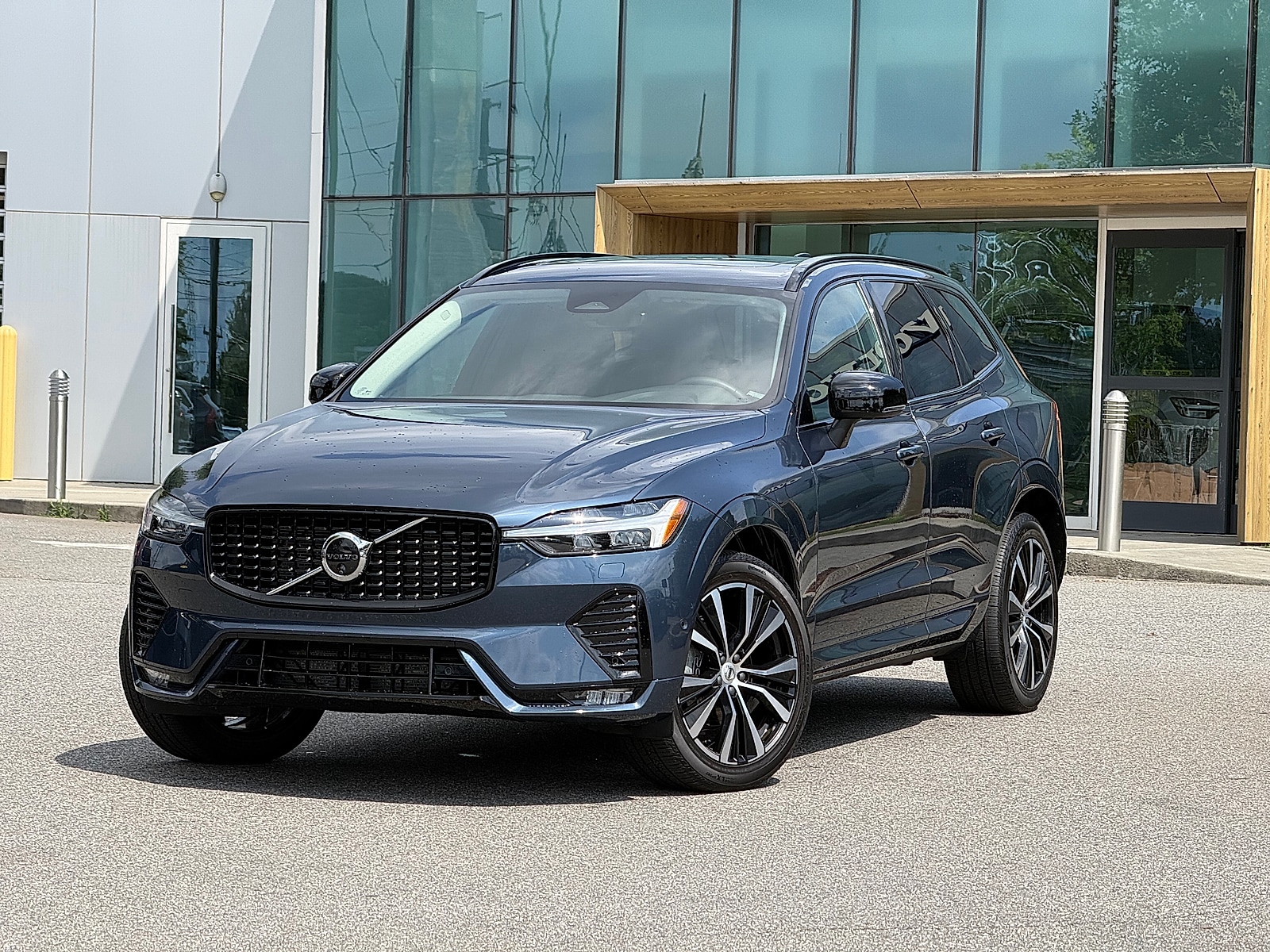 2024 Volvo XC60 B5 Plus Dark Theme AWD's photo