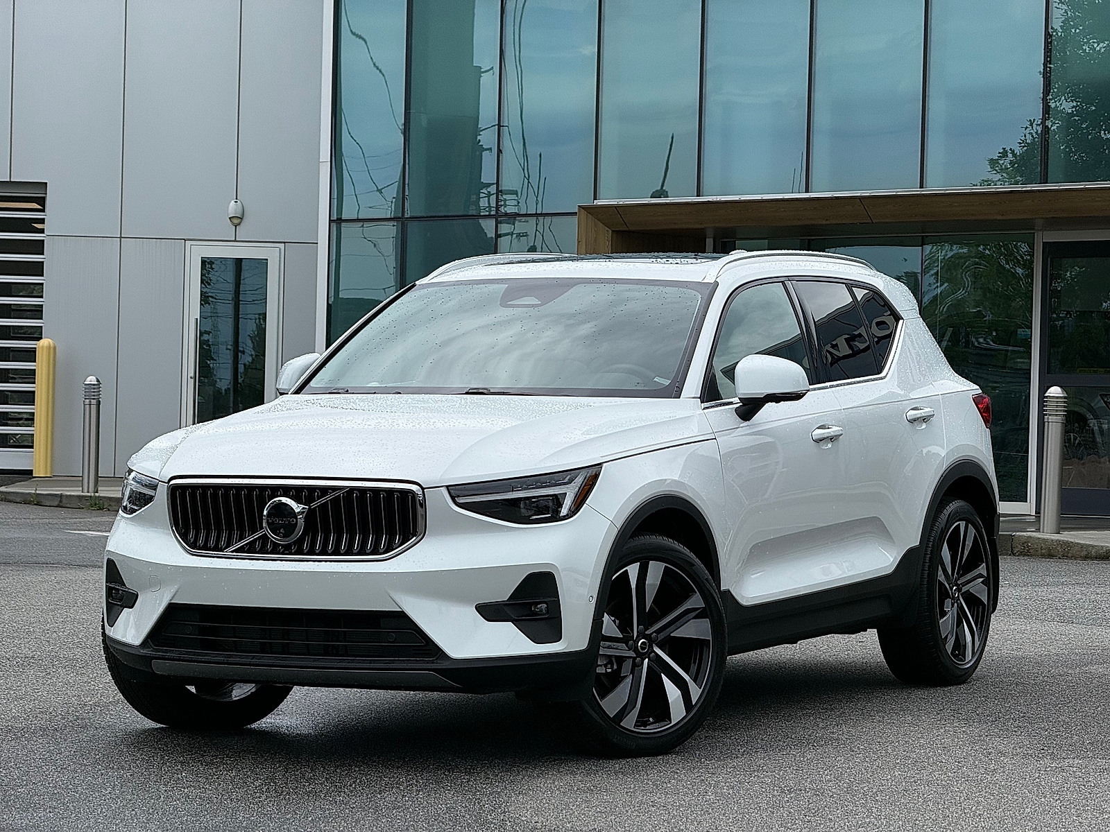 2024 Volvo XC40 B5 Plus Bright AWD's photo