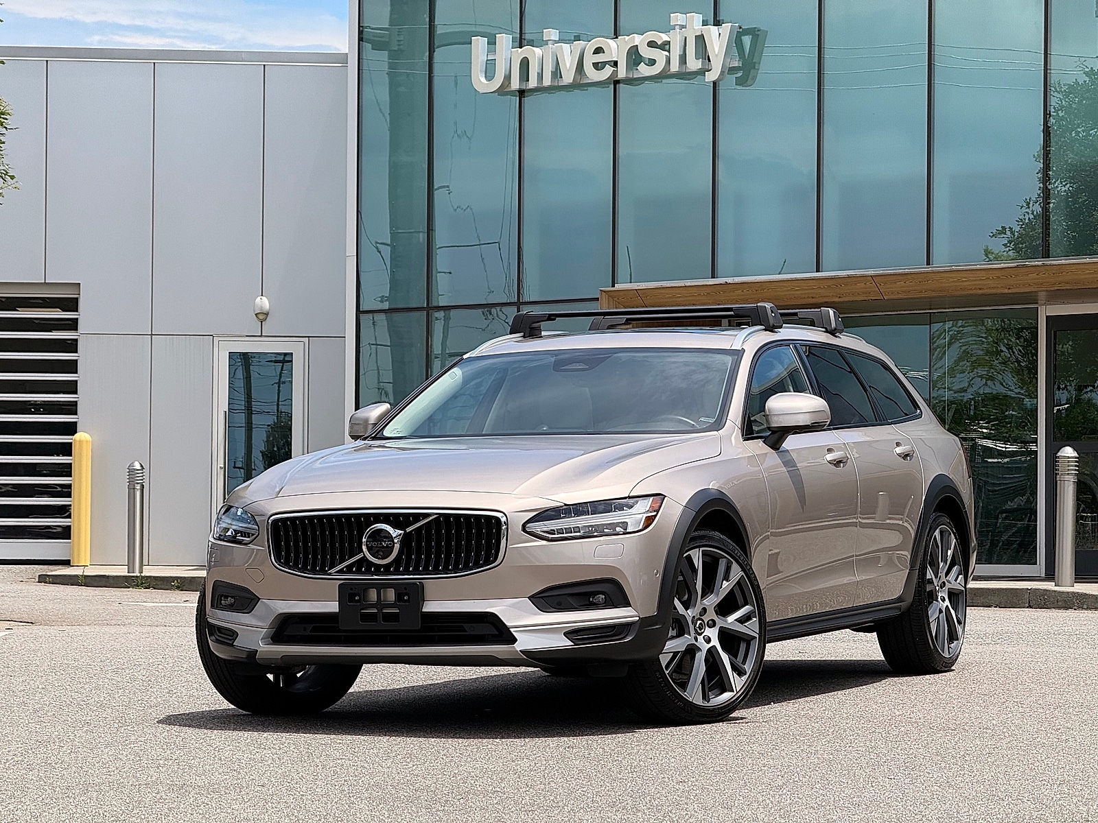 2025 Volvo V90 Cross Country B6 Ultra AWD's photo