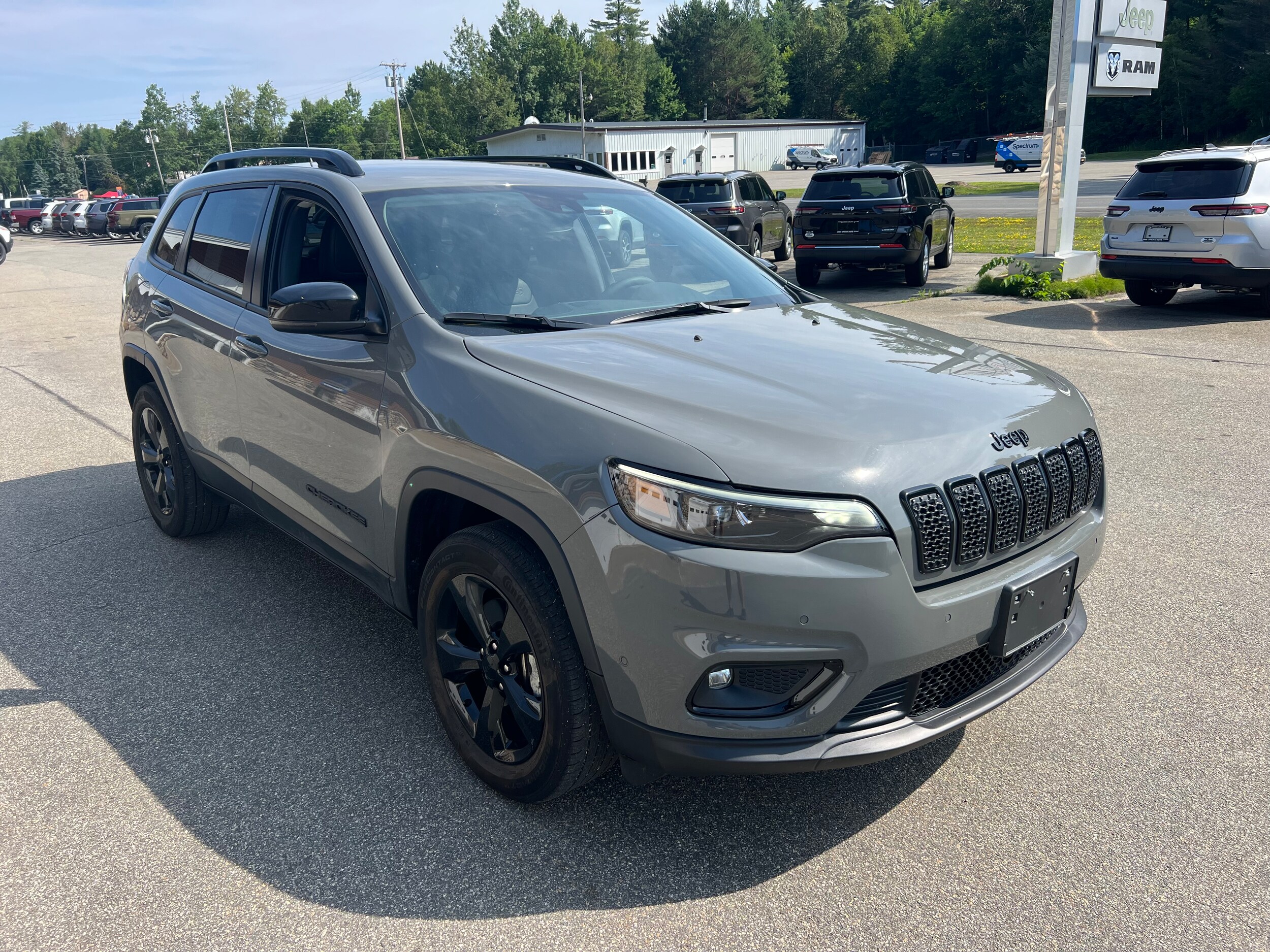 2023 Jeep Cherokee Altitude Lux photo 3