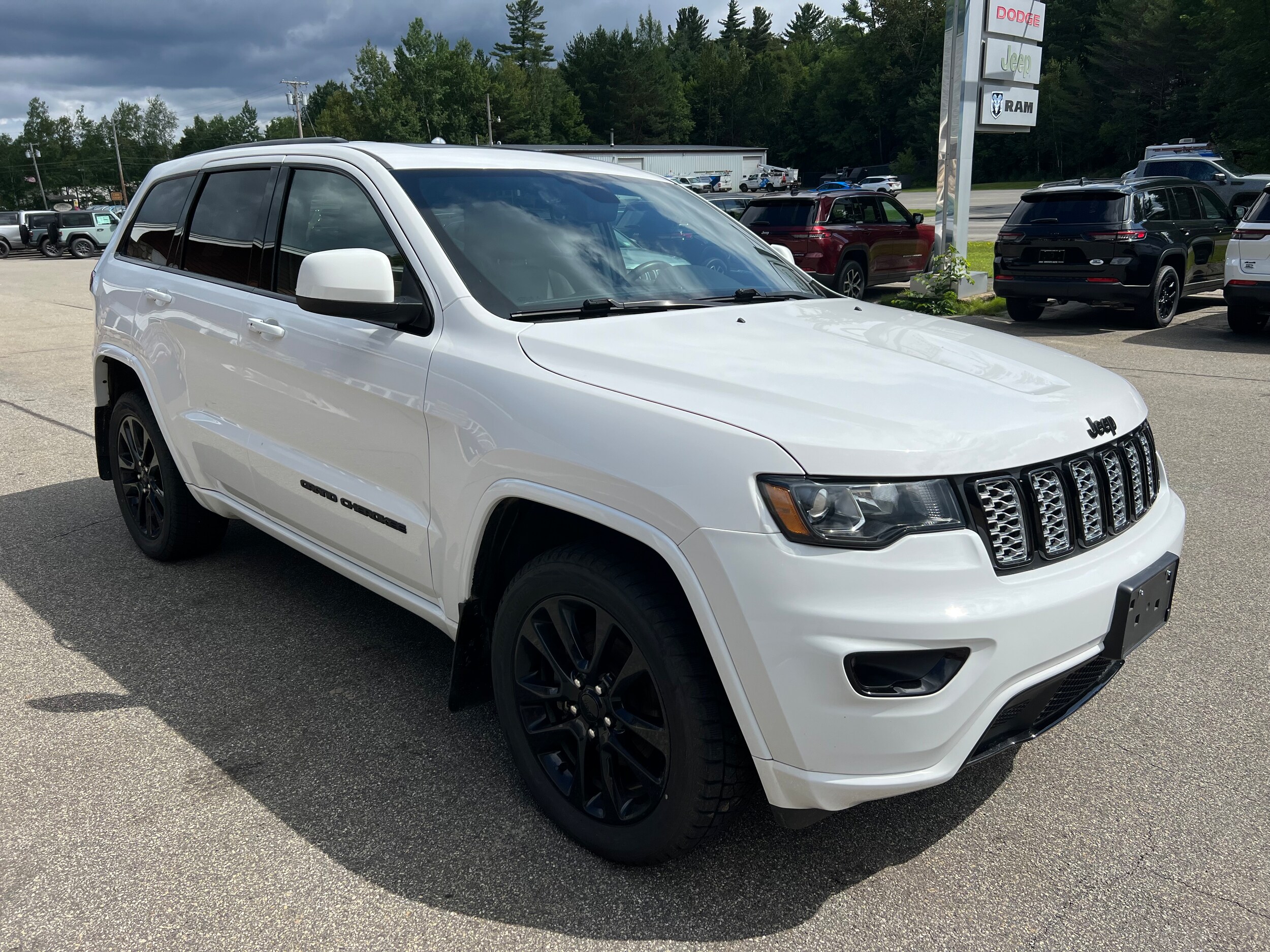 2020 Jeep Grand Cherokee Altitude photo 2