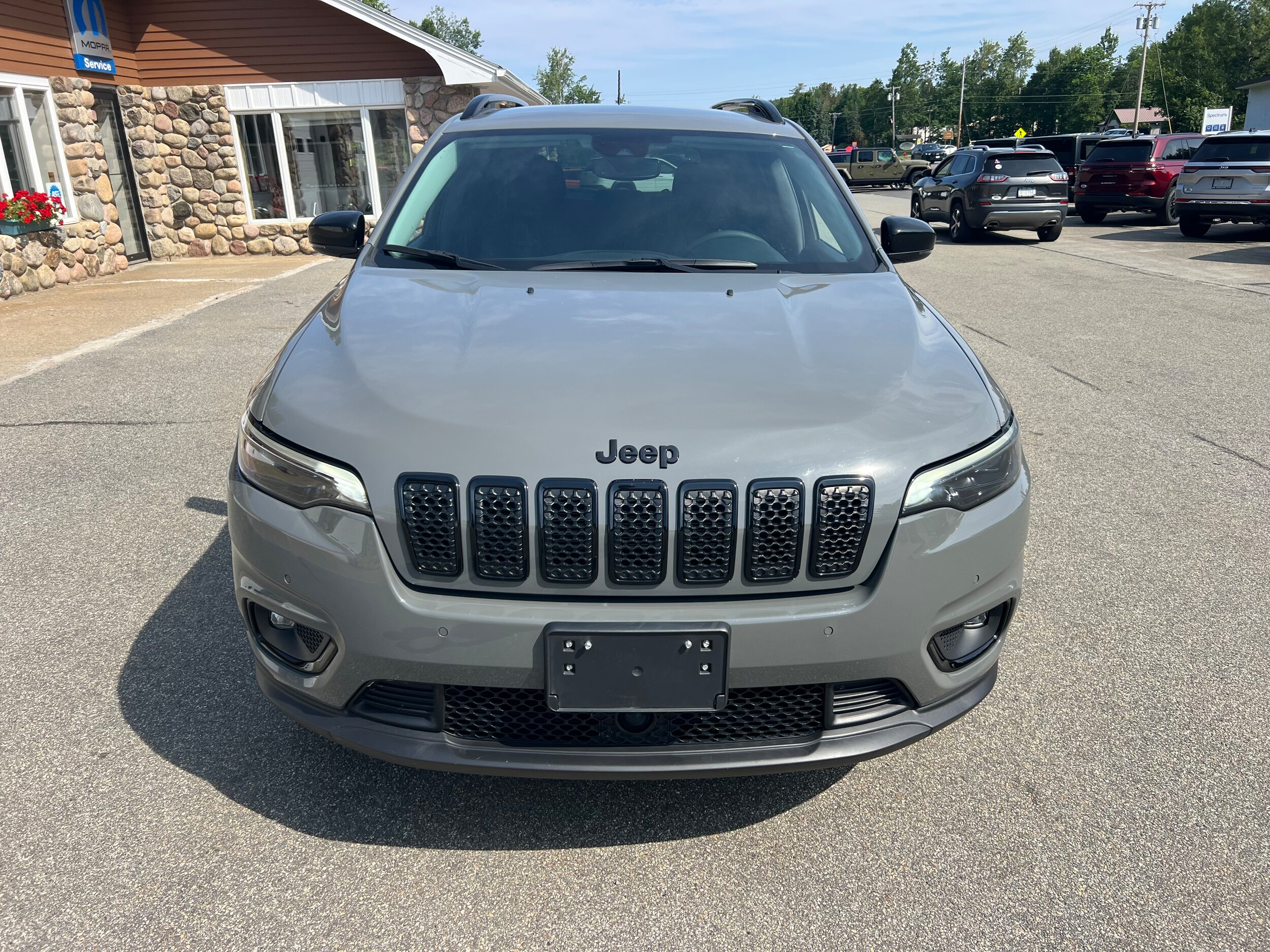 2023 Jeep Cherokee Altitude Lux photo 2