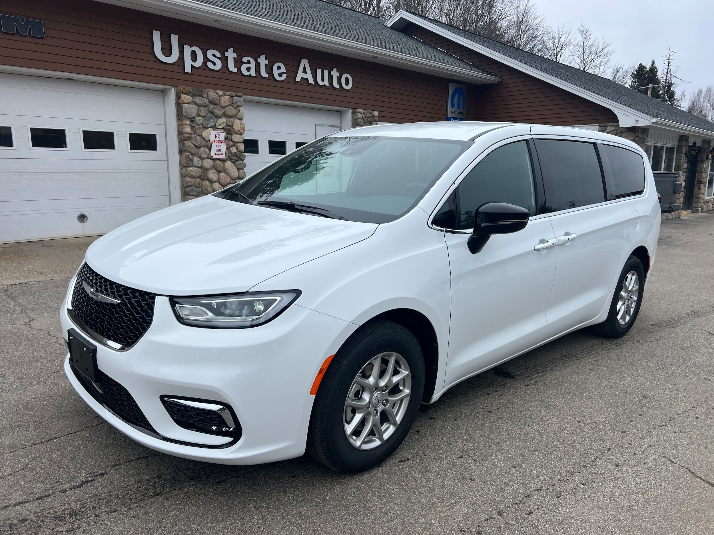 2026 Chrysler Pacifica Select's photo