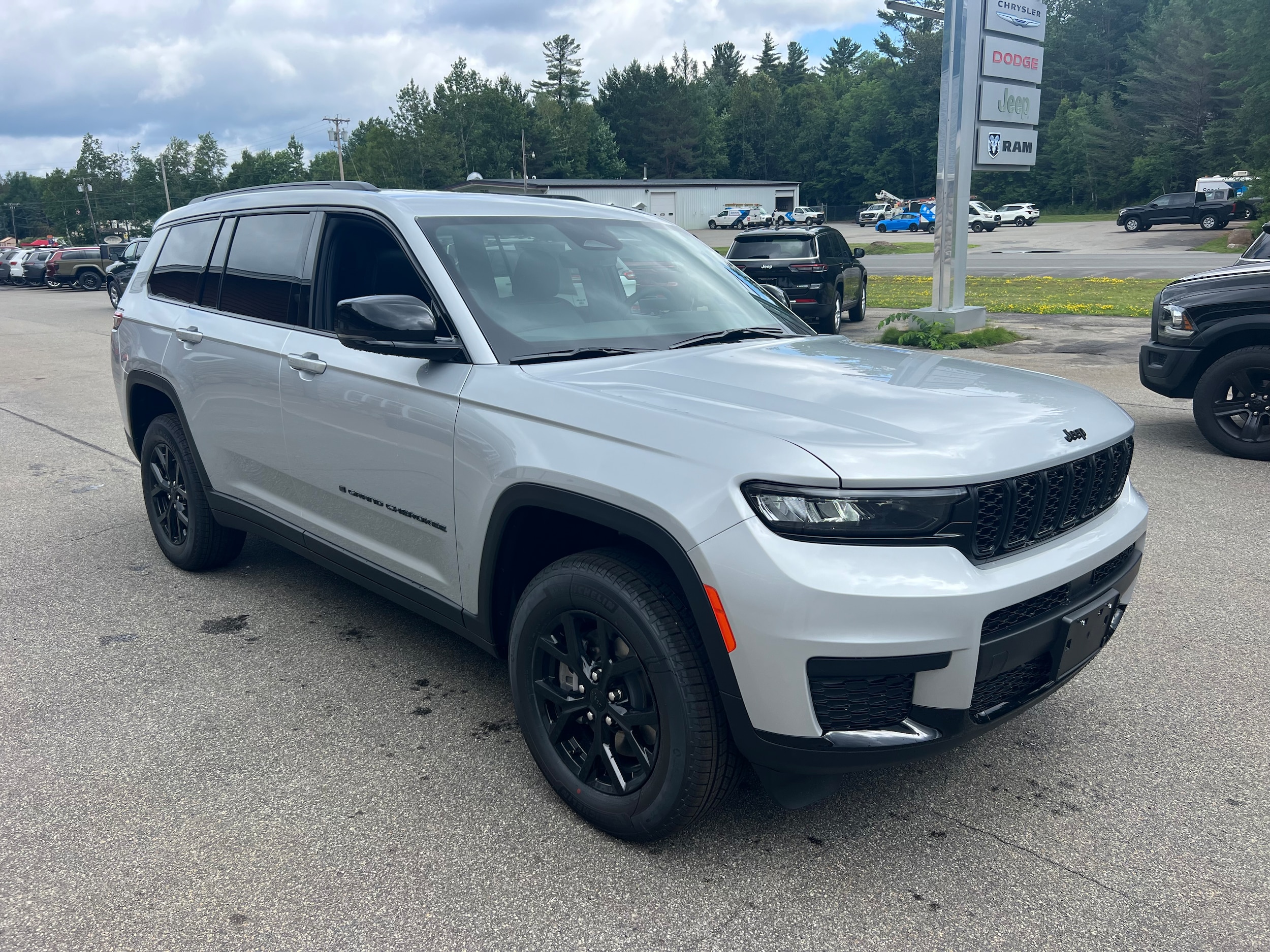 2025 Jeep Grand Cherokee Laredo Altitude photo 3