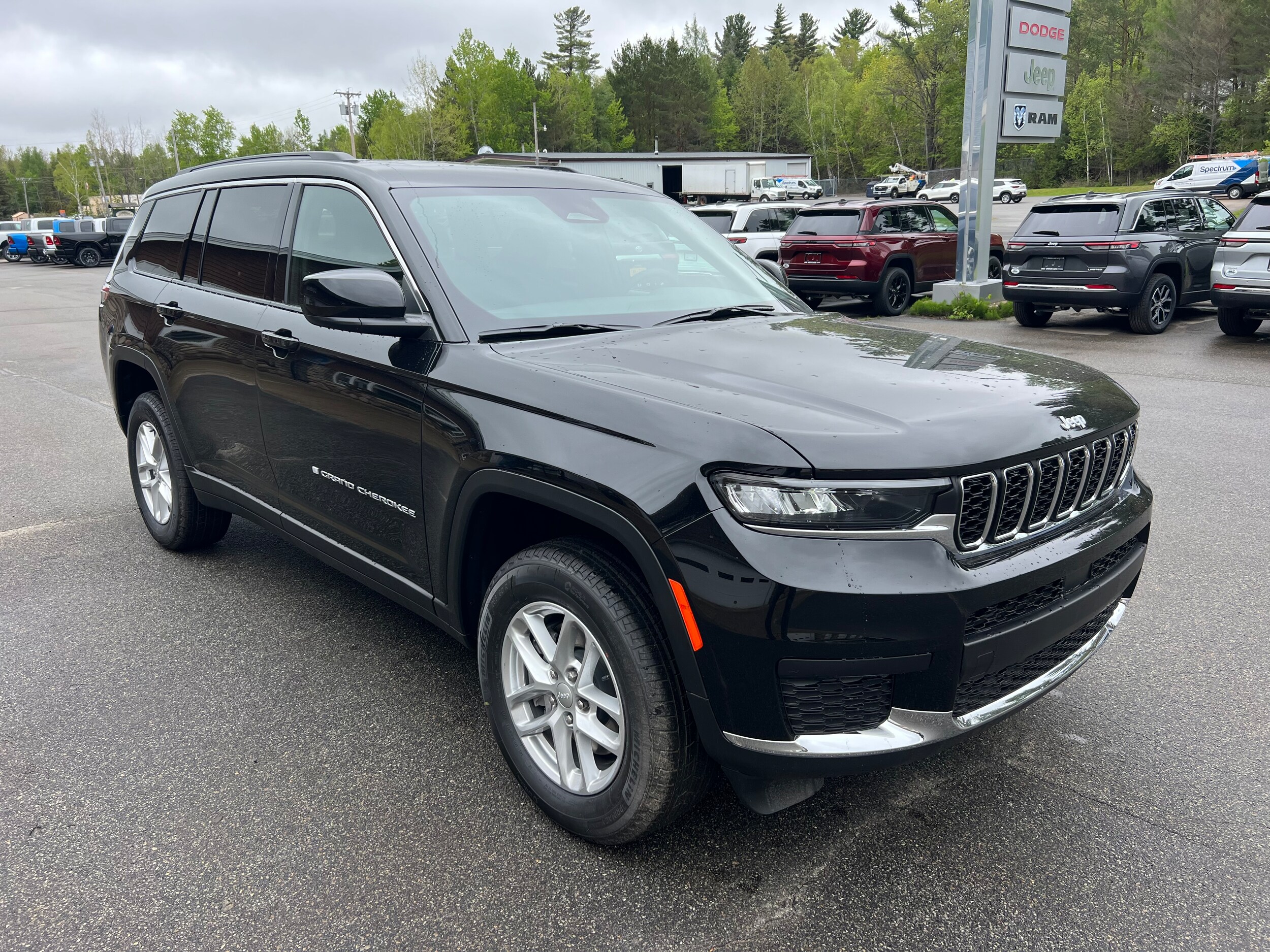 2025 Jeep Grand Cherokee Laredo Altitude photo 3