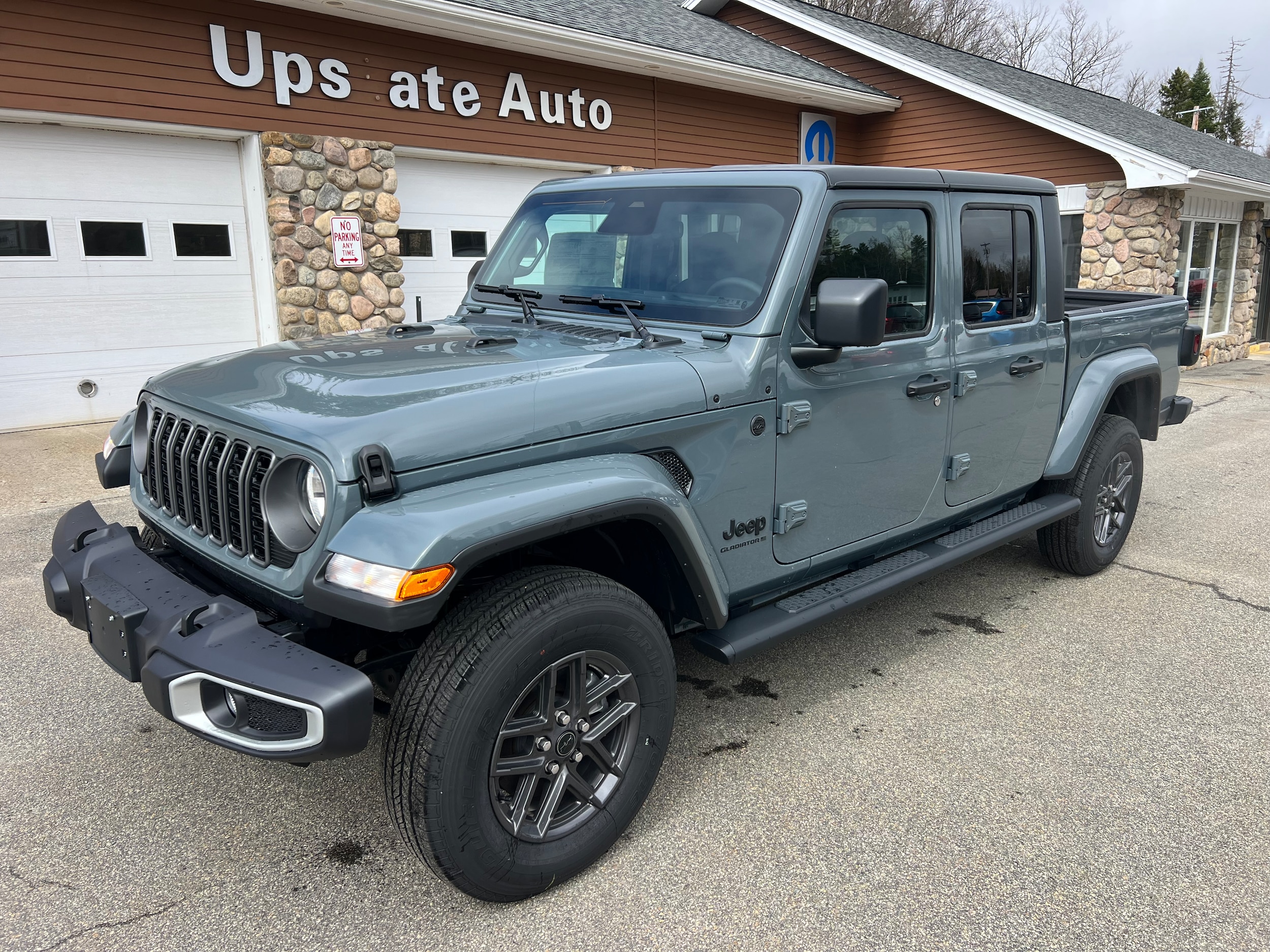 2026 Jeep Gladiator Sport S Auto's photo