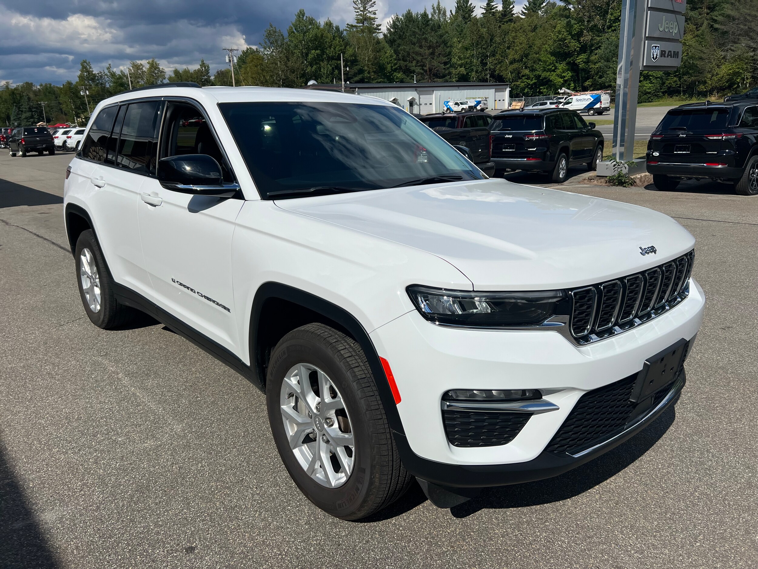2023 Jeep Grand Cherokee Limited photo 2