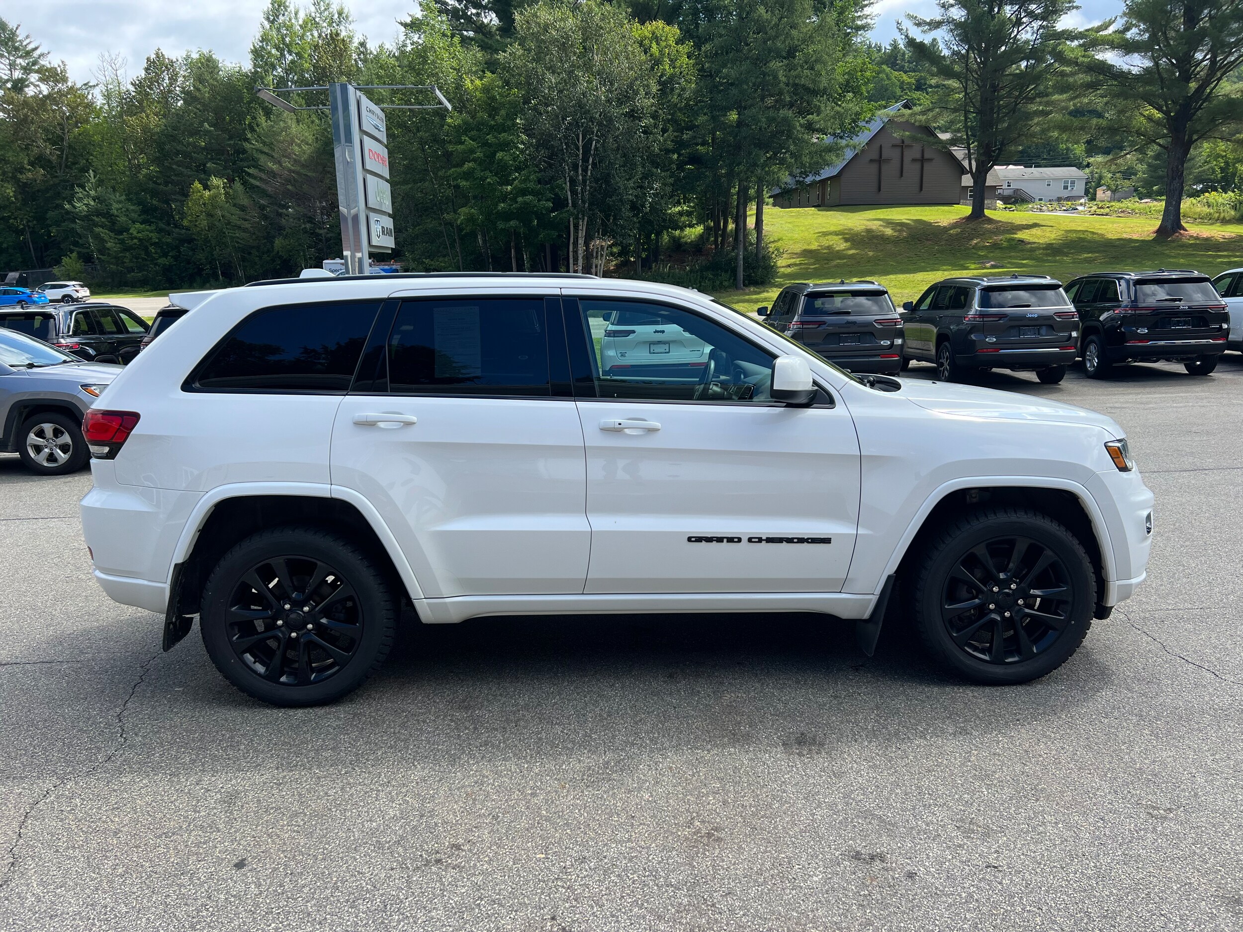 2020 Jeep Grand Cherokee Altitude photo 3
