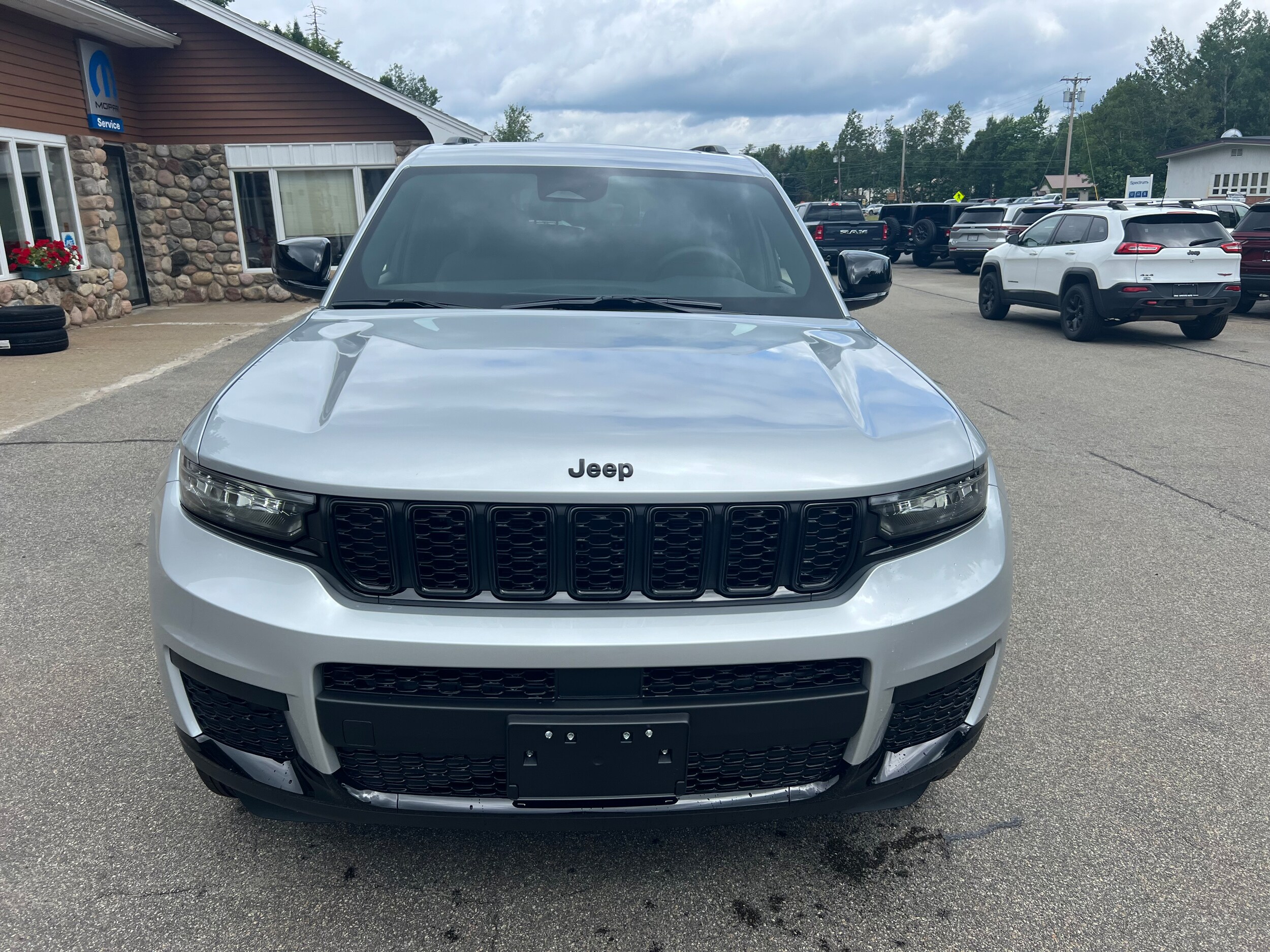 2025 Jeep Grand Cherokee Laredo Altitude photo 2