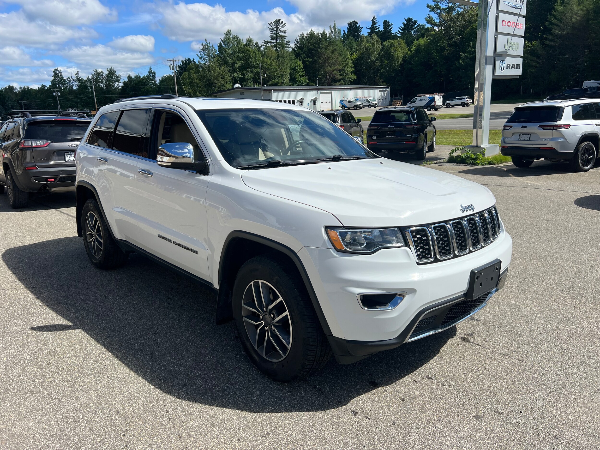 2019 Jeep Grand Cherokee Limited photo 2