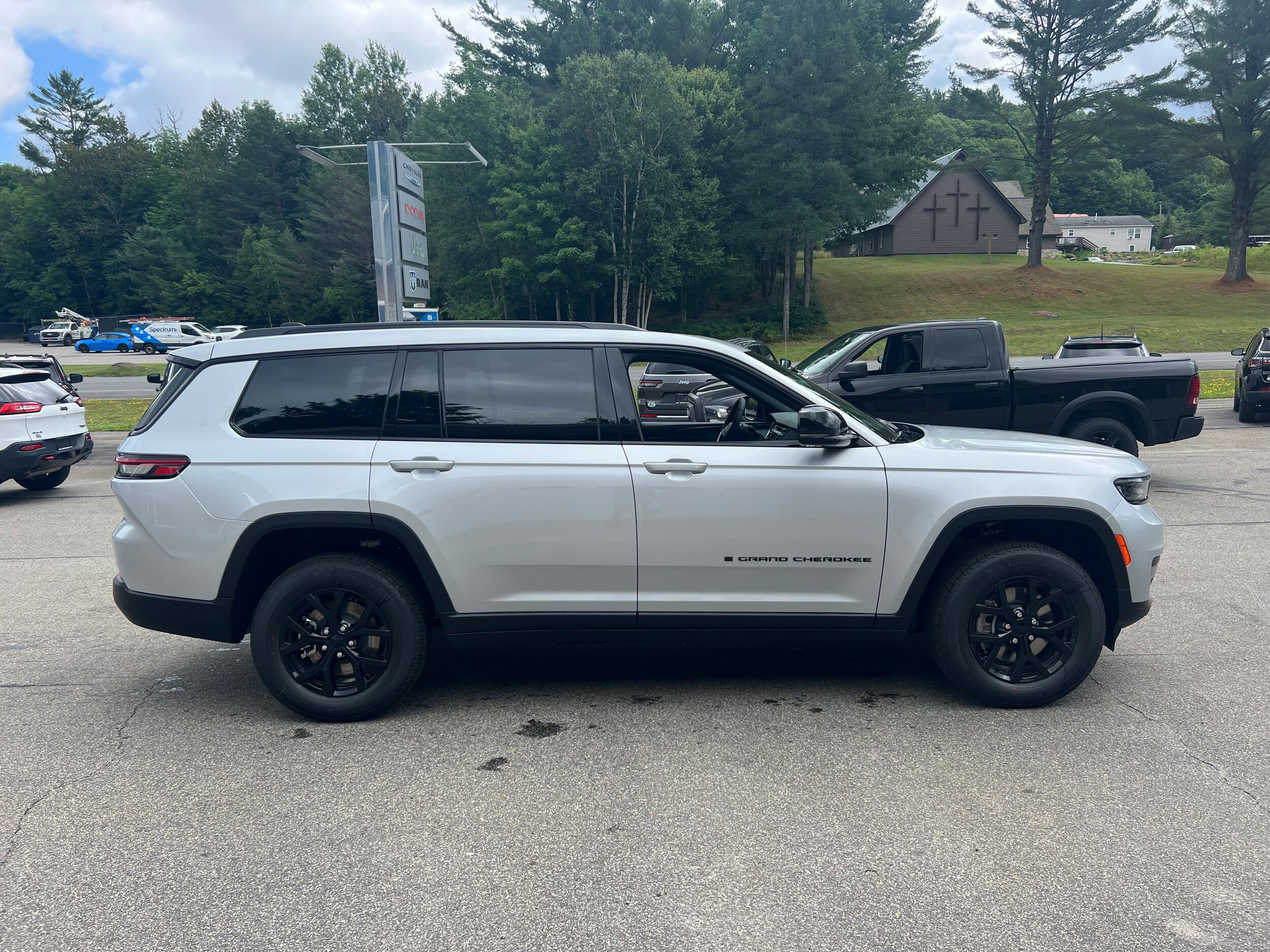 2025 Jeep Grand Cherokee Laredo Altitude photo 4