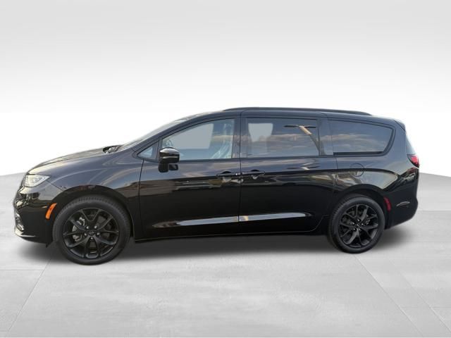 2024 Chrysler Pacifica Touring L photo 2