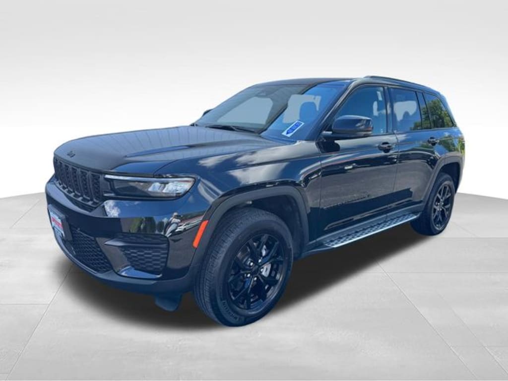 Used 2025 Jeep Grand Cherokee Laredo SUV