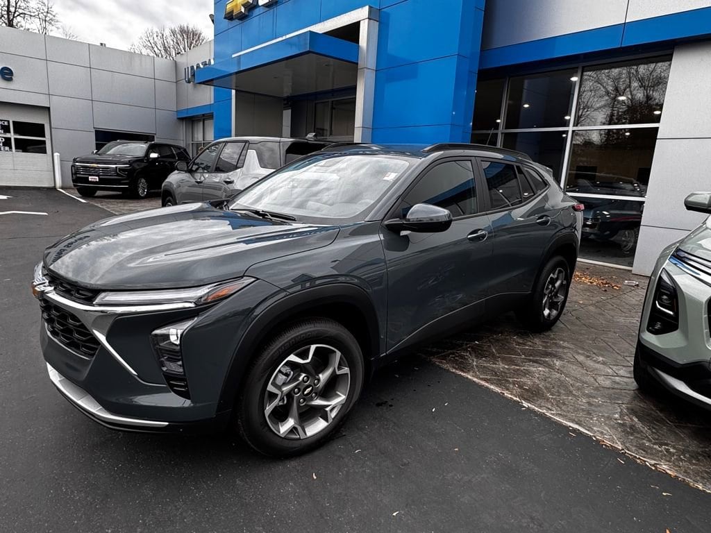 New 2025 Chevrolet Trax LT SUV