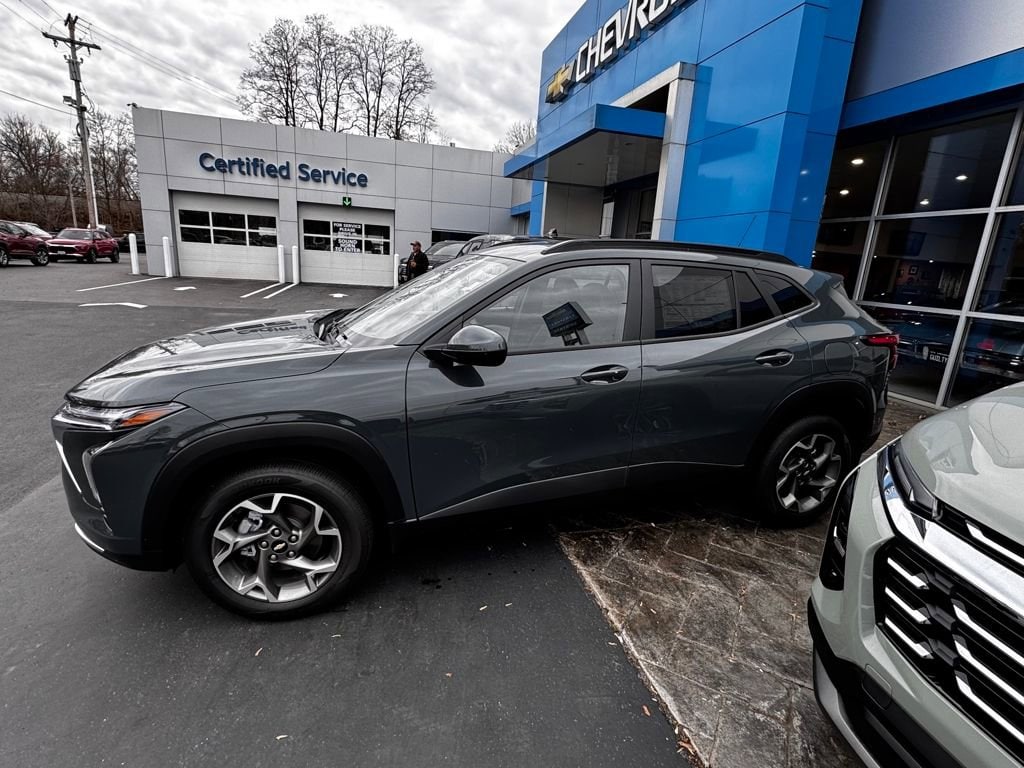 New 2025 Chevrolet Trax LT SUV