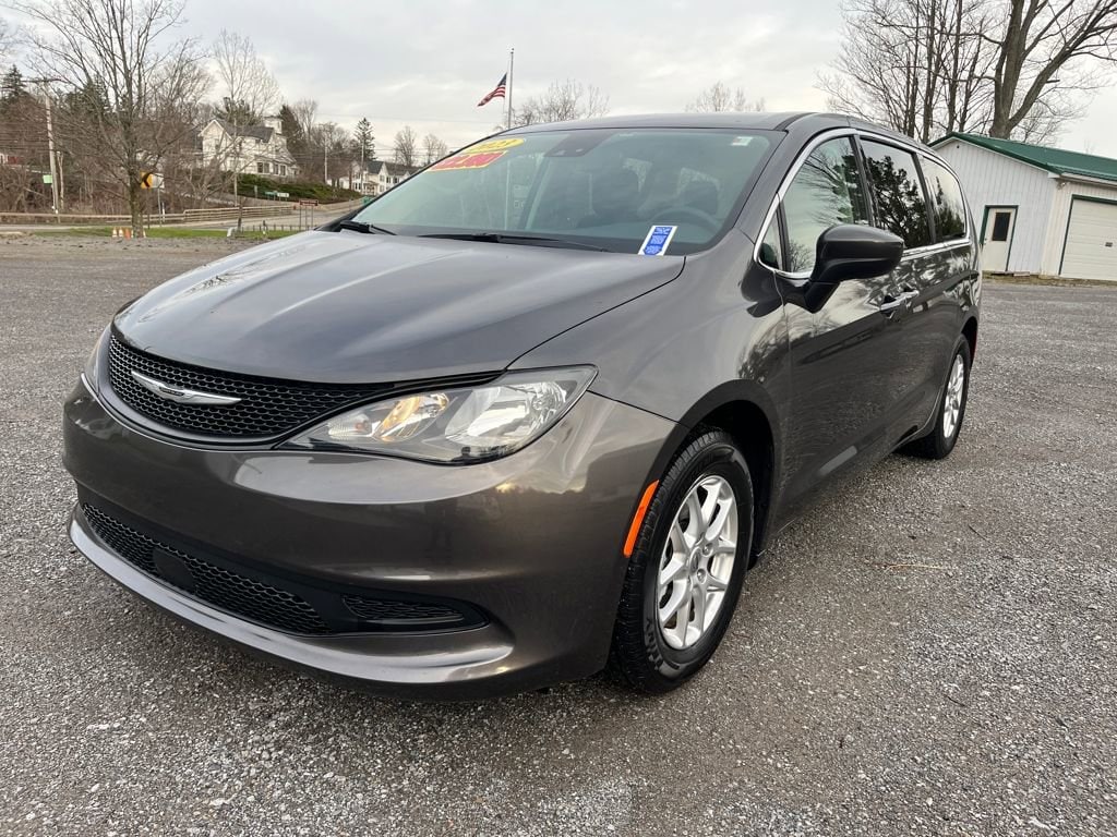 2023 Chrysler Voyager LX's photo