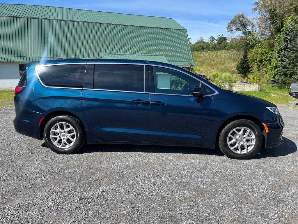 Used 2025 Chrysler Pacifica Select Van Passenger Van