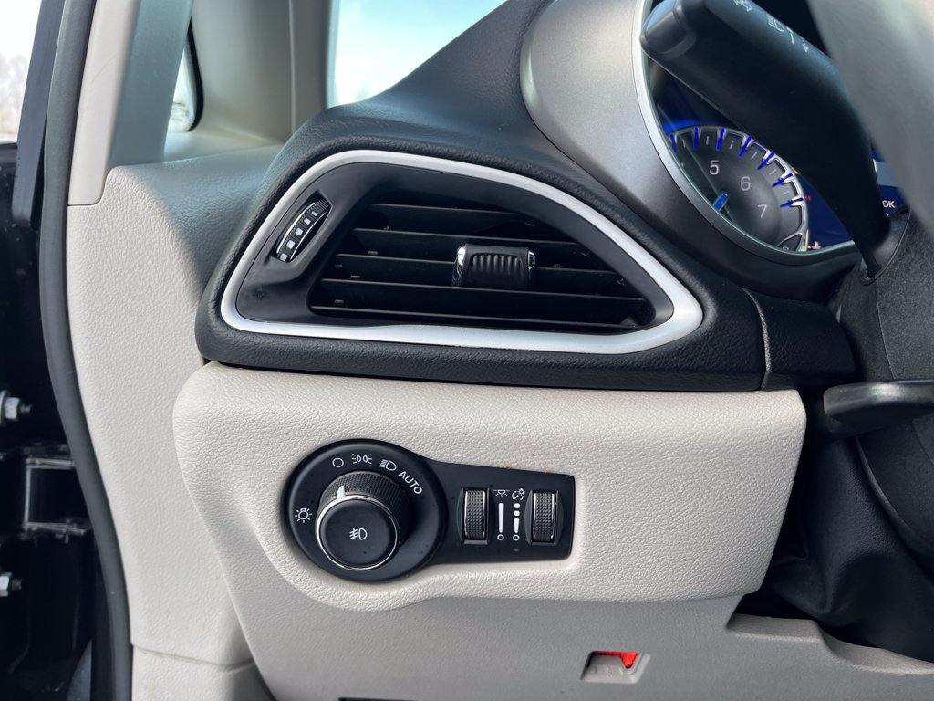 2023 Chrysler Pacifica Touring L - Photo 16