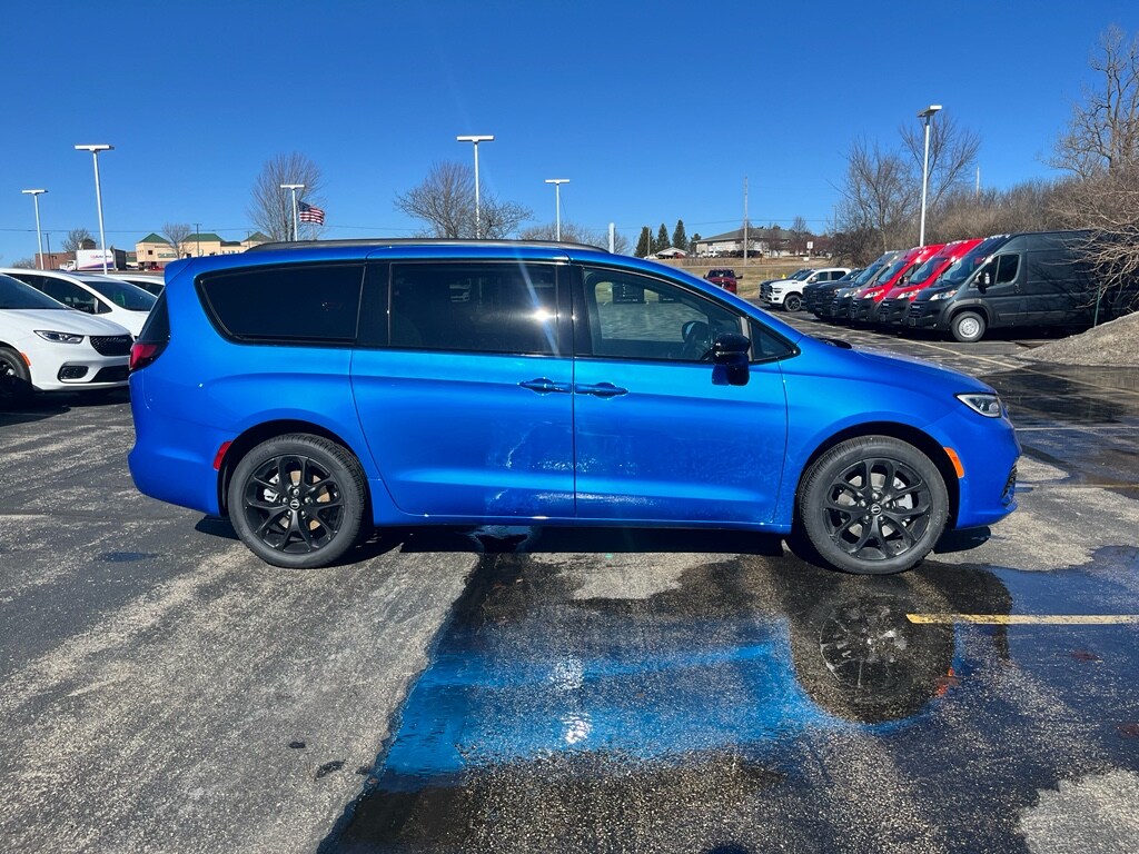 New 2026 Chrysler Pacifica Select Passenger Van