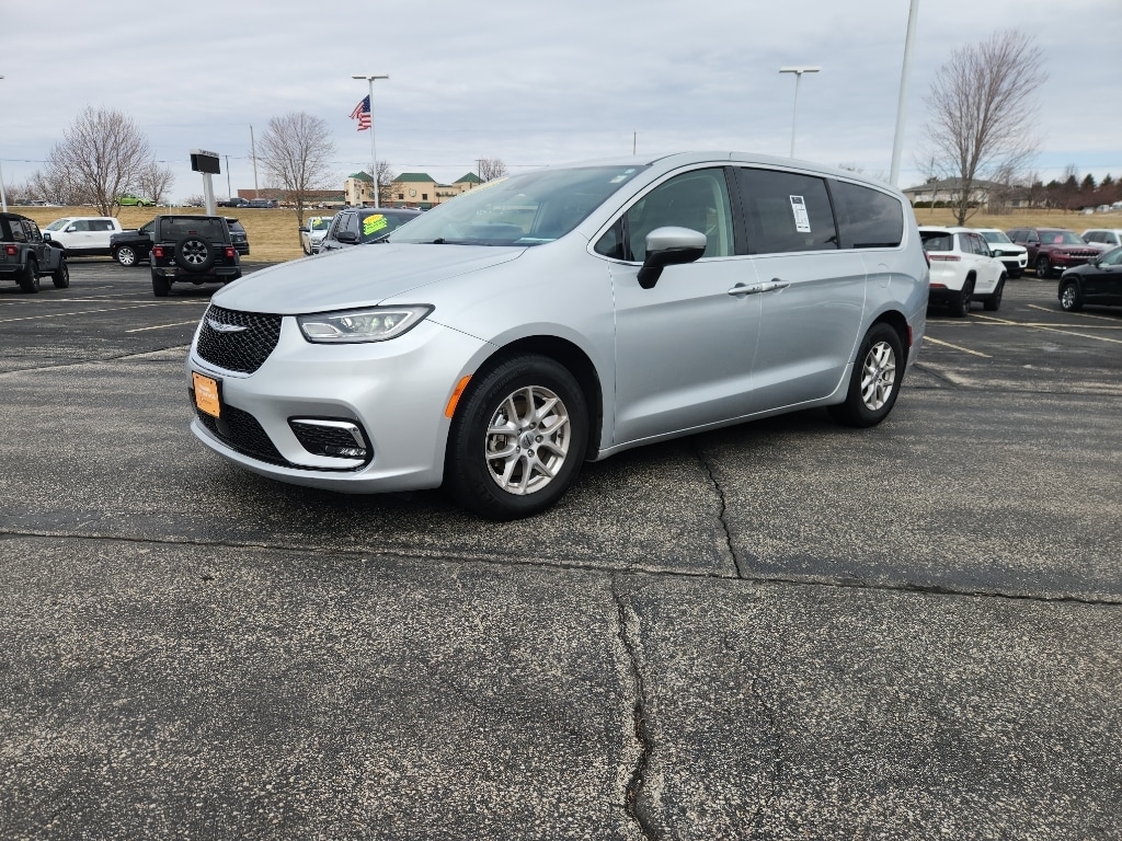 2023 Chrysler Pacifica Touring L's photo