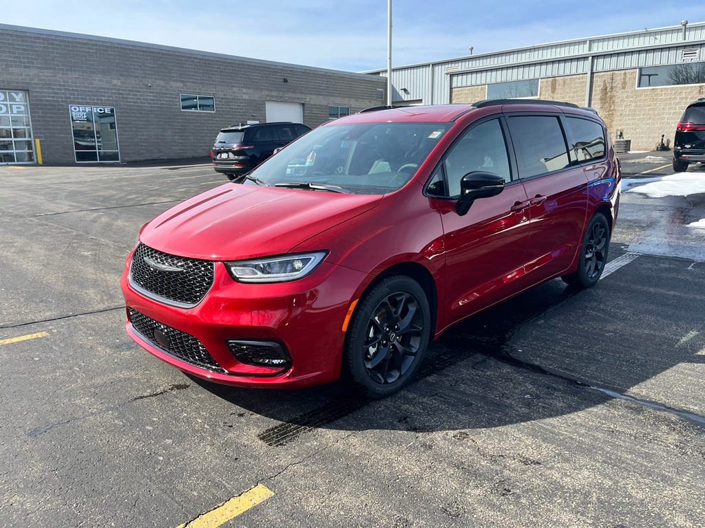 2026 Chrysler Pacifica Select's photo