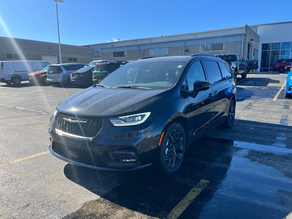 2026 Chrysler Pacifica Limited's photo