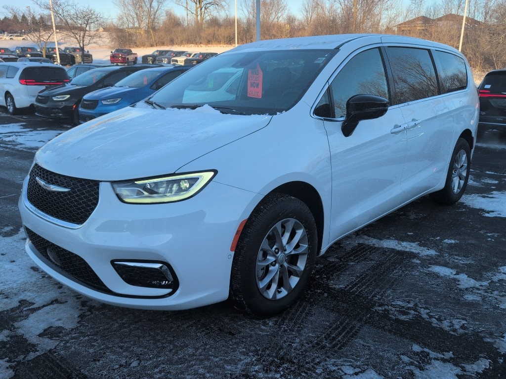 2026 Chrysler Pacifica Limited AWD's photo