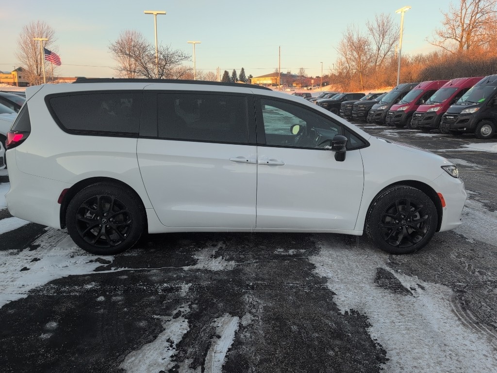 New 2026 Chrysler Pacifica SELECT AWD Passenger Van