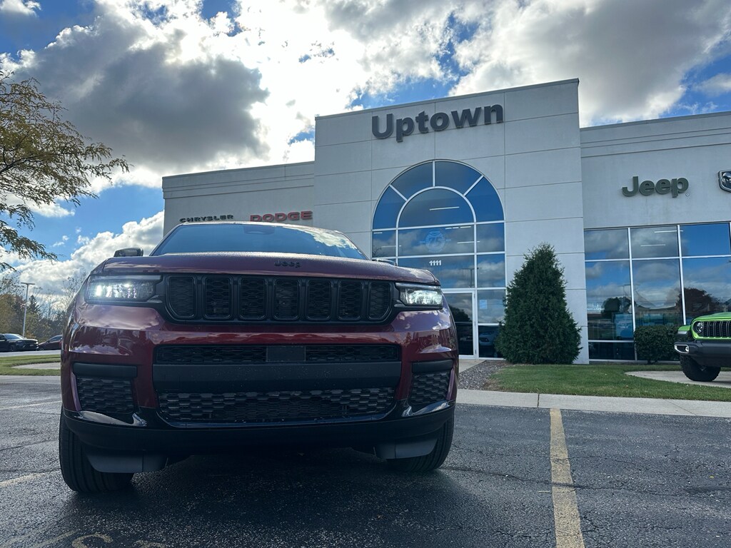 2025 Jeep Grand Cherokee Altitude photo 2