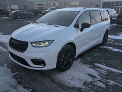 2026 Chrysler Pacifica Select Passenger Van