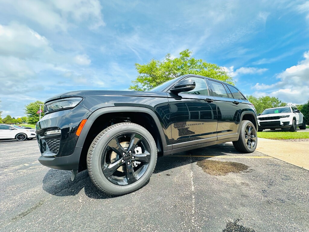 2025 Jeep Grand Cherokee Limited photo 4