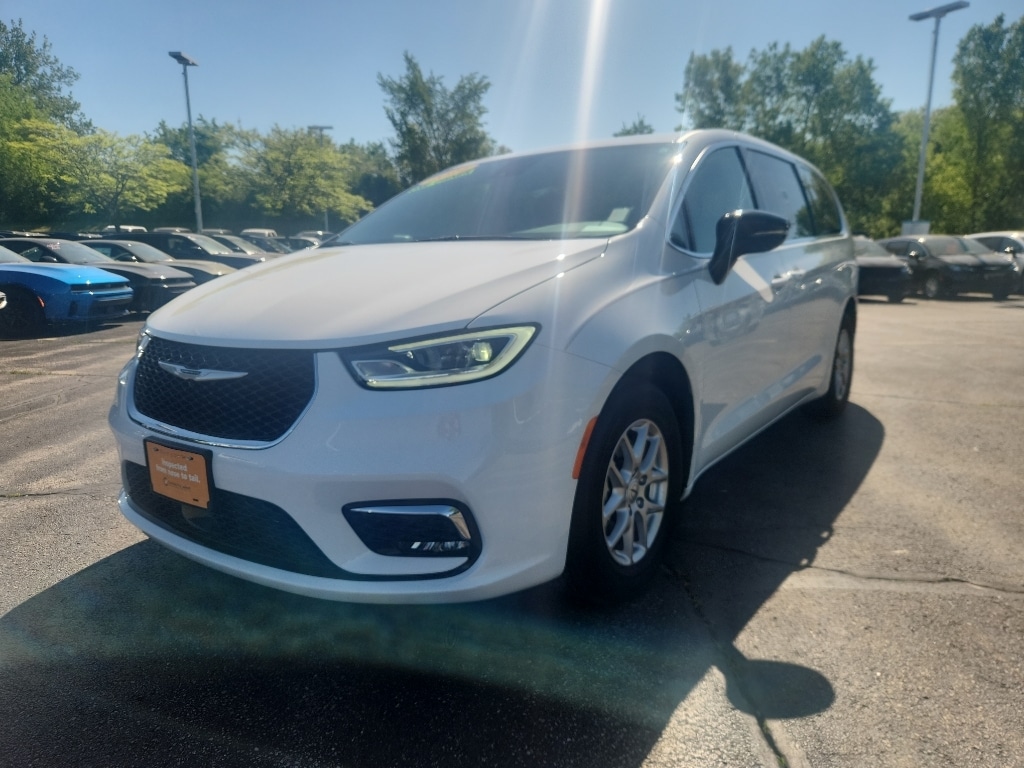 2024 Chrysler Pacifica Touring L's photo