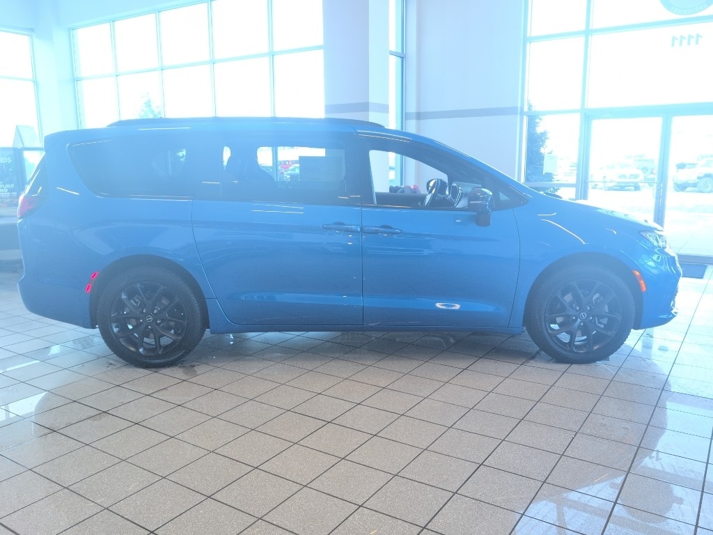 New 2026 Chrysler Pacifica SELECT AWD Passenger Van