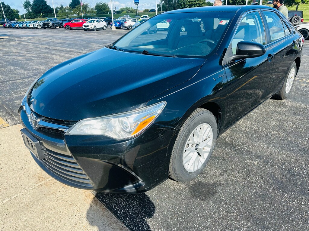 2016 Toyota Camry LE photo 2