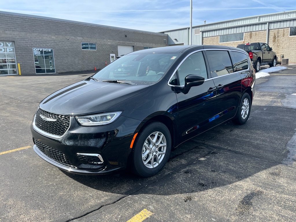2026 Chrysler Pacifica Select's photo