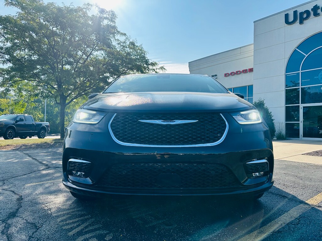 2026 Chrysler Pacifica photo 3