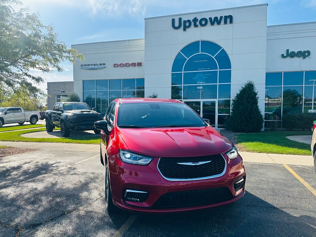 2026 Chrysler Pacifica photo 2